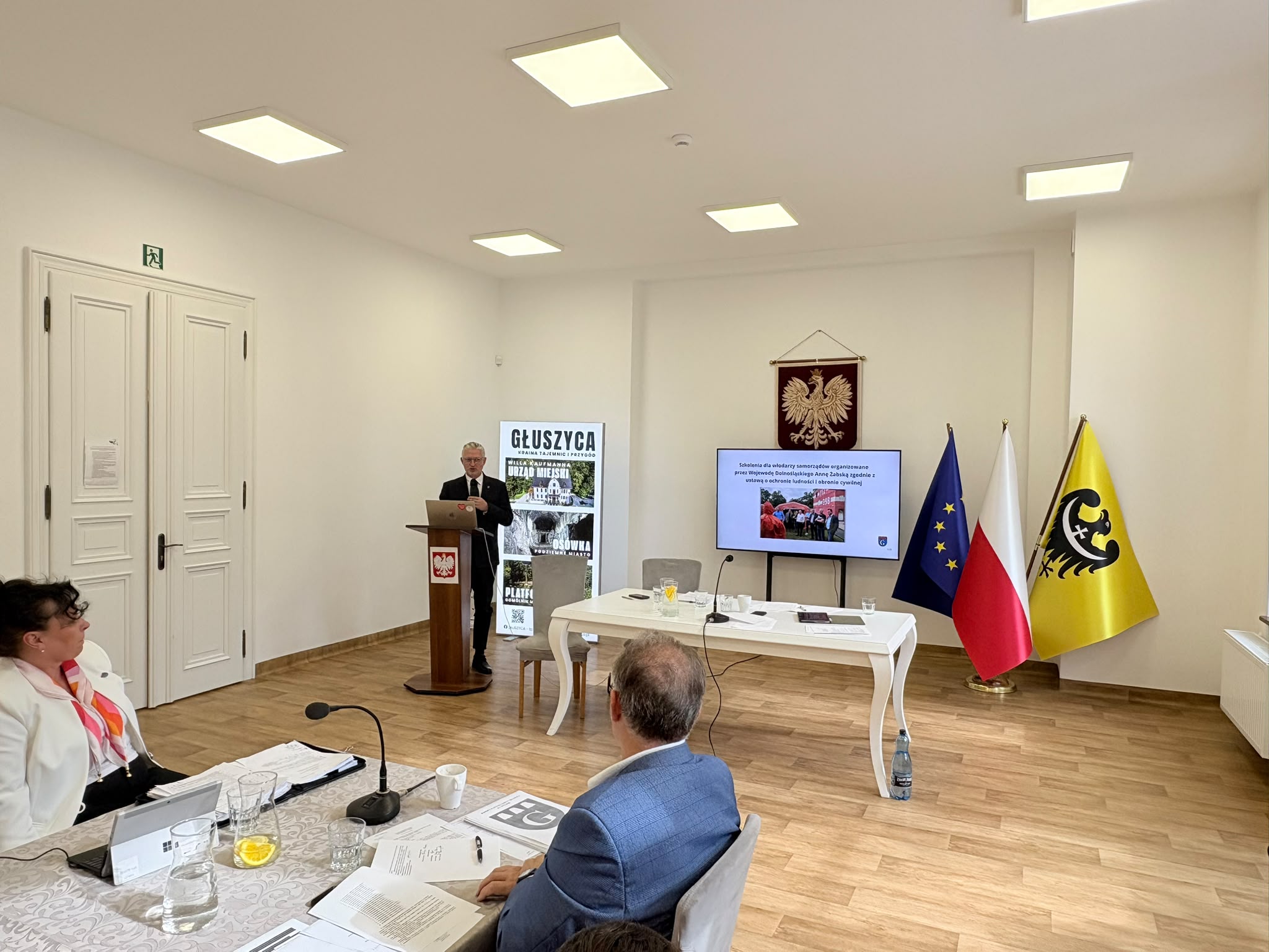 Burmistrz Głuszycy Roman Głód przedstawia radnym sprawozdanie z wykonania budżetu gminy za 2025 rok podczas XXVII Sesji Rady Miejskiej w Głuszycy.