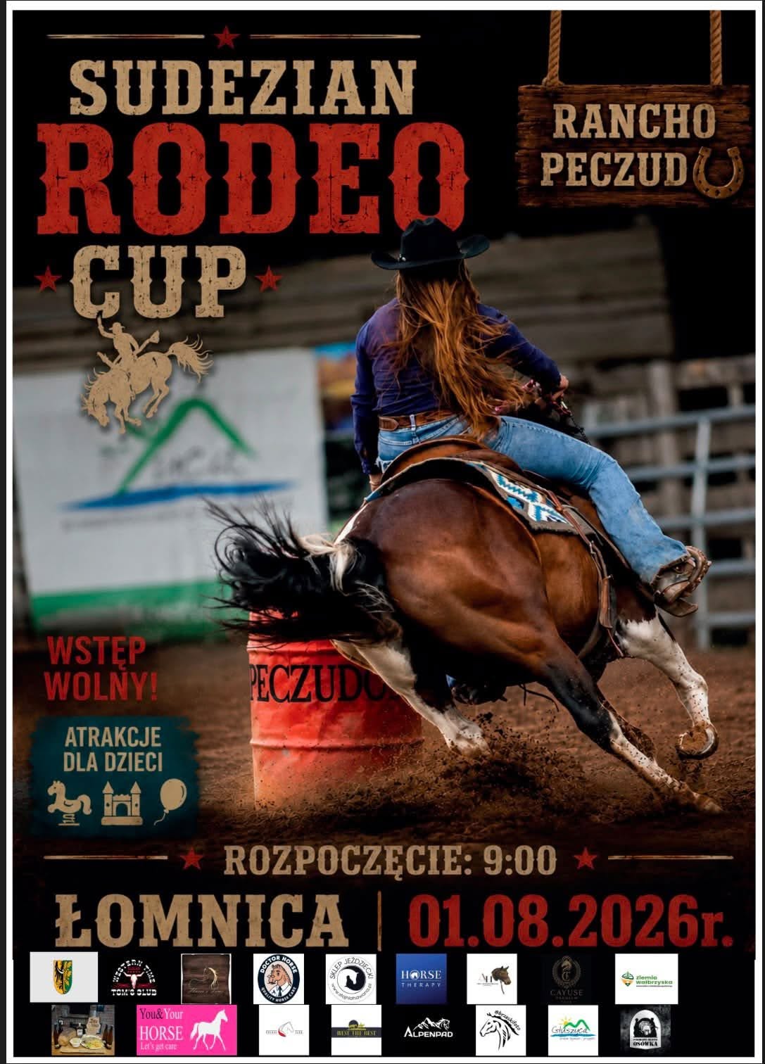 Plakat promujący wydarzenie Sudezian Rodeo Cup, które odbędzie się 1 sierpnia 2026 r. o godz. 9.00 na Rancho Peczudo w Łomnicy. Na zdjęciu widoczny jest jeździec na koniu wykonujący dynamiczny skręt wokół beczki podczas konkurencji rodeo. Plakat zawiera informacje o bezpłatnym wstępie, atrakcjach dla dzieci oraz logotypy partnerów i sponsorów wydarzenia.