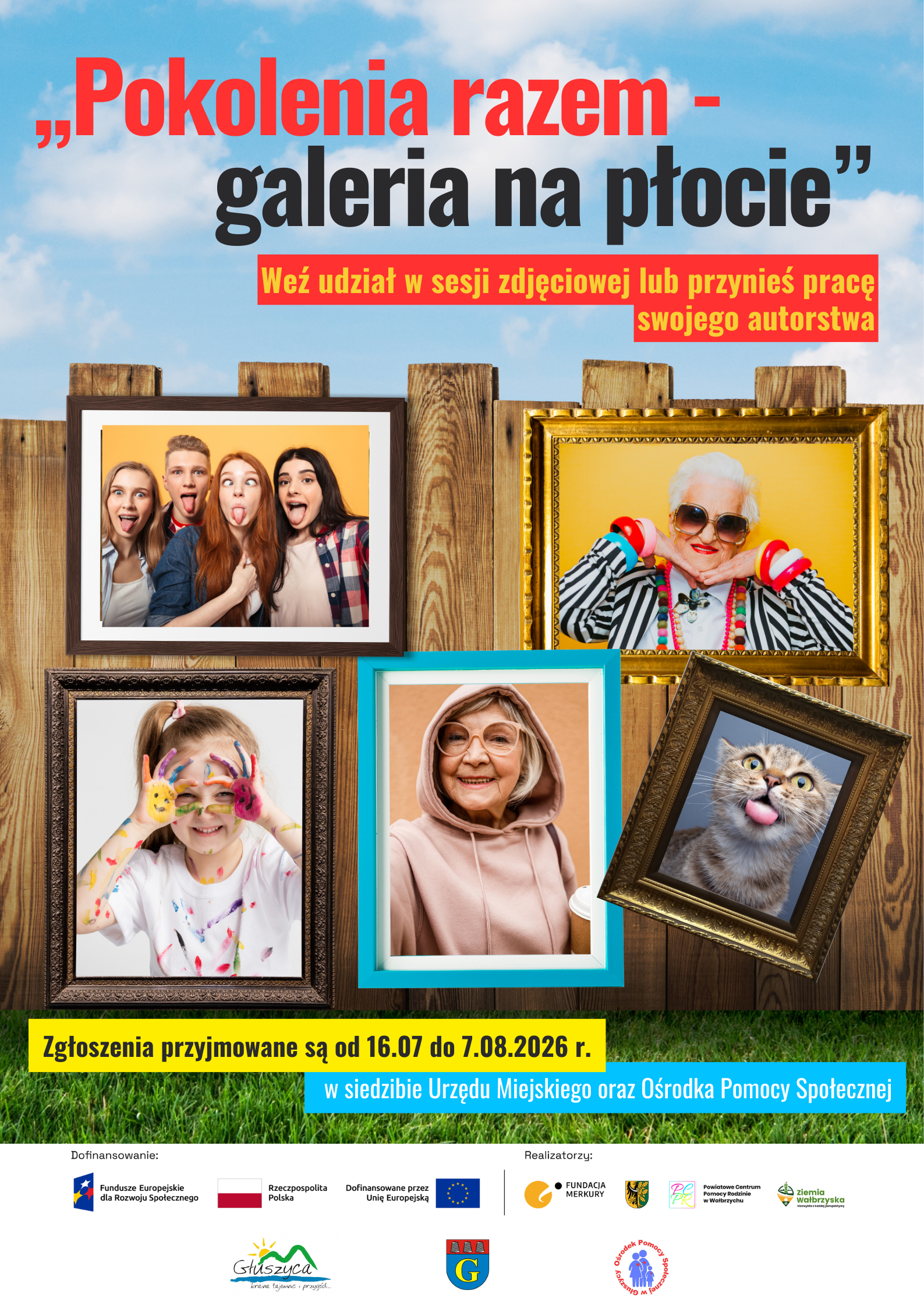 Plakat promujący projekt „Pokolenia razem – galeria na płocie”. Na tle błękitnego nieba i drewnianego ogrodzenia umieszczono kolorowe ramki ze zdjęciami przedstawiającymi osoby w różnym wieku – grupę młodzieży, seniorkę, dziecko malujące dłońmi oraz starszą kobietę – symbolizujące międzypokoleniowy charakter projektu. W jednej z ramek znajduje się zdjęcie kota. Na plakacie widnieje informacja o możliwości udziału w sesji zdjęciowej lub zgłoszenia własnych fotografii. Zgłoszenia przyjmowane są od 16 lipca do 7 sierpnia 2026 r. w Urzędzie Miejskim oraz Ośrodku Pomocy Społecznej w Głuszycy. W dolnej części znajdują się logotypy organizatorów i instytucji finansujących projekt.