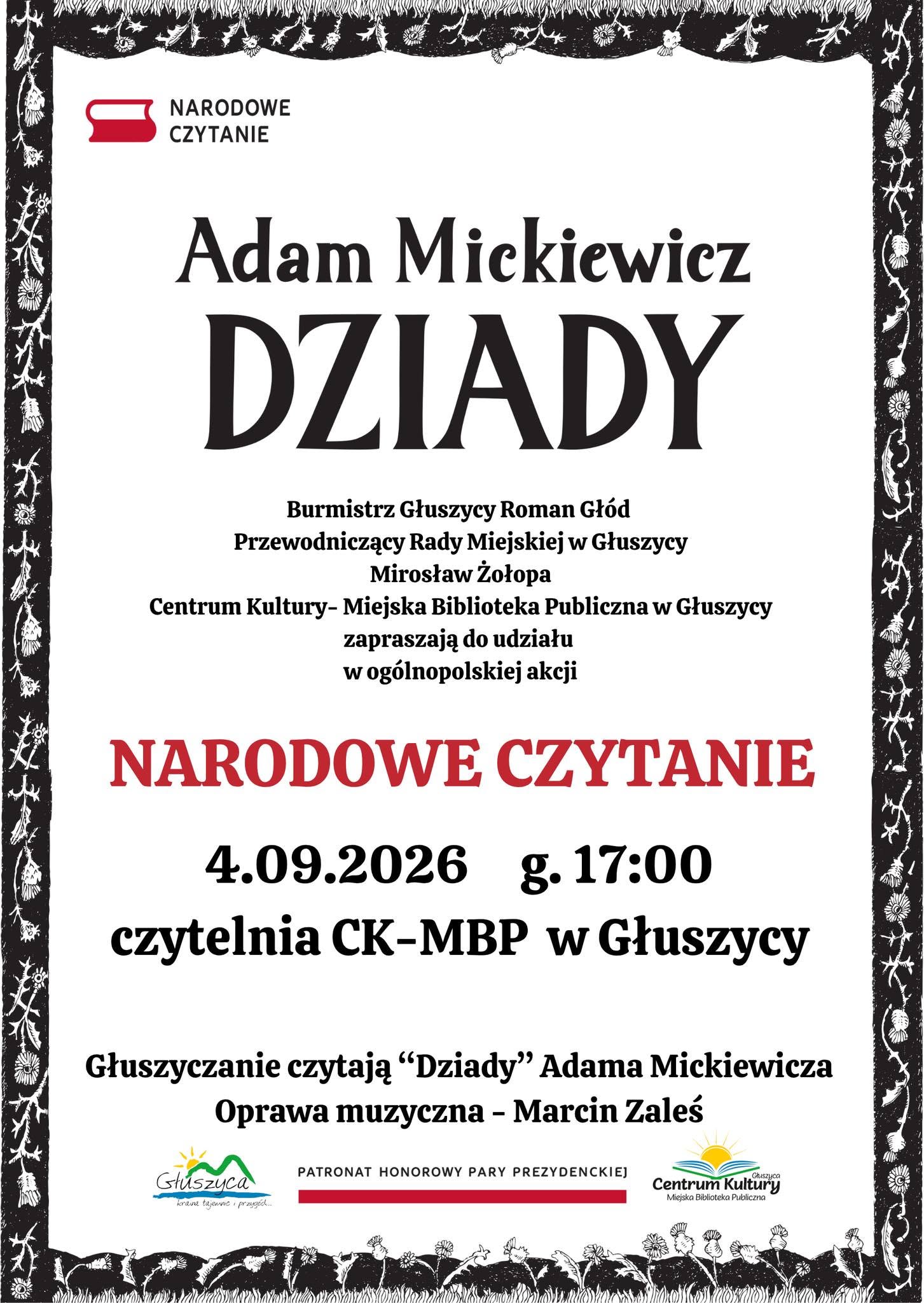 Plakat informujący o Narodowym Czytaniu w Głuszycy. W centralnej części znajduje się napis „Adam Mickiewicz – Dziady” oraz informacja o ogólnopolskiej akcji Narodowe Czytanie. Wydarzenie odbędzie się 4 września 2026 r. o godz. 17:00 w czytelni CK-MBP w Głuszycy. Fragmenty „Dziadów” Adama Mickiewicza przeczytają mieszkańcy Głuszycy, a oprawę muzyczną zapewni Marcin Zaleś. Do udziału zapraszają Burmistrz Głuszycy Roman Głód, Przewodniczący Rady Miejskiej w Głuszycy Mirosław Żołopa oraz Centrum Kultury-Miejska Biblioteka Publiczna w Głuszycy. Wydarzenie odbywa się pod Honorowym Patronatem Pary Prezydenckiej. Plakat utrzymany jest w biało-czarnej kolorystyce z czerwonymi elementami i ozdobną roślinną ramą.
