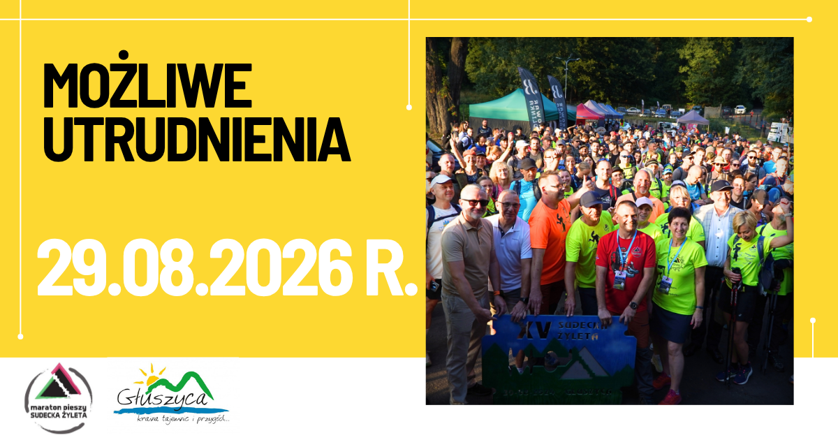 Na zdjęciu widoczna jest liczna grupa uczestników Maratonu Pieszego „Sudecka Żyleta” zgromadzona przed startem wydarzenia. Uczestnicy ubrani są w stroje sportowe i turystyczne. W tle znajdują się drzewa, namioty organizatorów oraz flagi wydarzenia.